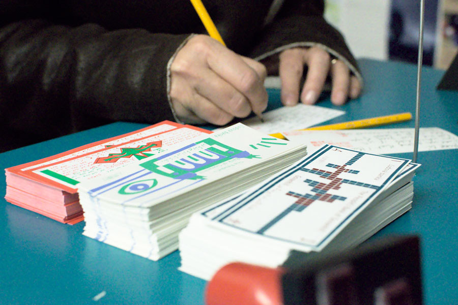 participant writes down swap offer at gambling event